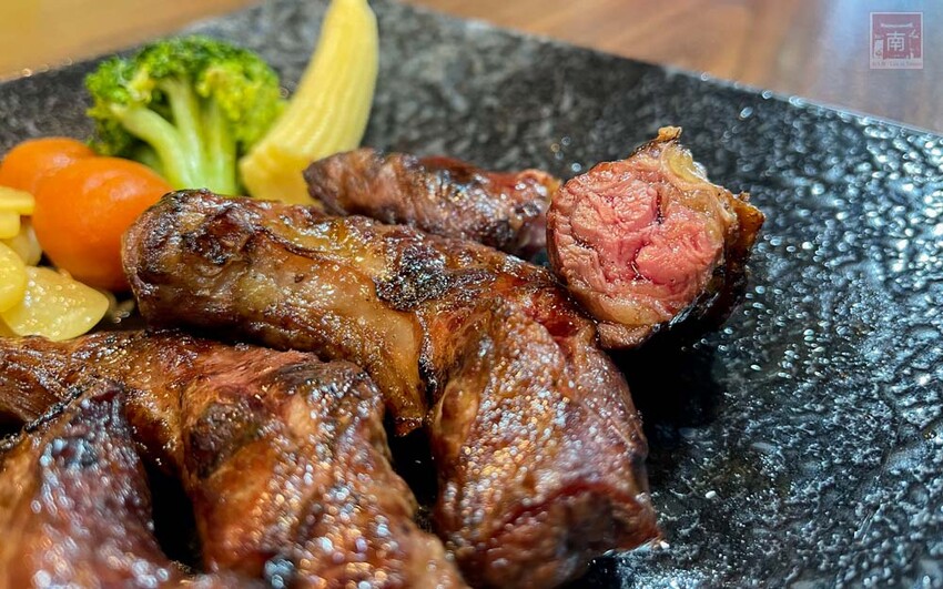 【臺南美食】肉品等級跟五星級和高級餐廳一樣，牛肉全面升級為Prime等級，搭配龍眼木碳烤增加炭香味~哞王職人原味炭烤牛排 - 南人幫