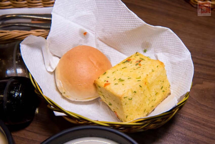 【臺南美食】肉品等級跟五星級和高級餐廳一樣，牛肉全面升級為Prime等級，搭配龍眼木碳烤增加炭香味~哞王職人原味炭烤牛排 - 南人幫