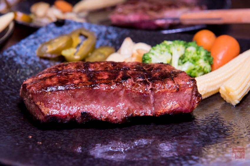【臺南美食】肉品等級跟五星級和高級餐廳一樣，牛肉全面升級為Prime等級，搭配龍眼木碳烤增加炭香味~哞王職人原味炭烤牛排 - 南人幫