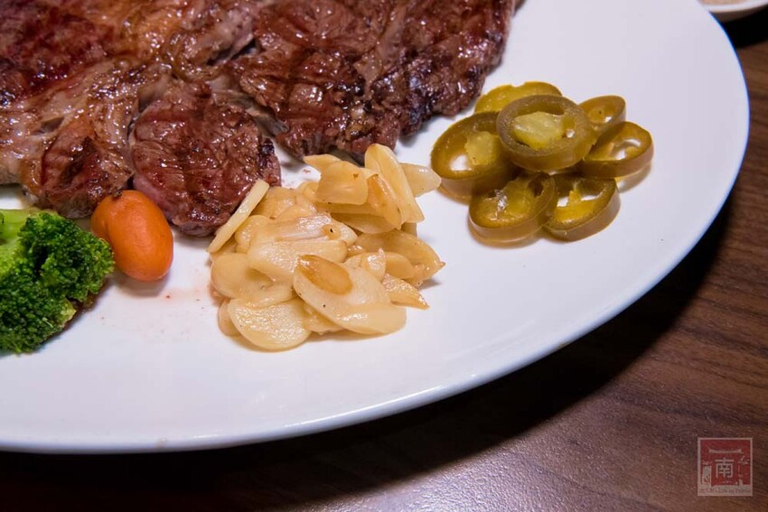 【臺南美食】肉品等級跟五星級和高級餐廳一樣，牛肉全面升級為Prime等級，搭配龍眼木碳烤增加炭香味~哞王職人原味炭烤牛排 - 南人幫