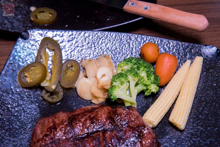 【臺南美食】肉品等級跟五星級和高級餐廳一樣，牛肉全面升級為Prime等級，搭配龍眼木碳烤增加炭香味~哞王職人原味炭烤牛排 - 南人幫