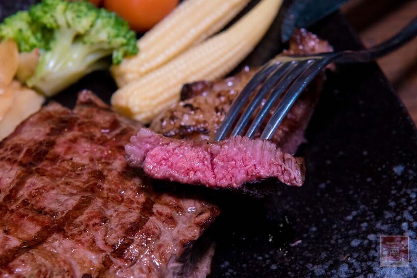 【臺南美食】肉品等級跟五星級和高級餐廳一樣，牛肉全面升級為Prime等級，搭配龍眼木碳烤增加炭香味~哞王職人原味炭烤牛排 - 南人幫