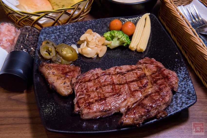 【臺南美食】肉品等級跟五星級和高級餐廳一樣，牛肉全面升級為Prime等級，搭配龍眼木碳烤增加炭香味~哞王職人原味炭烤牛排 - 南人幫