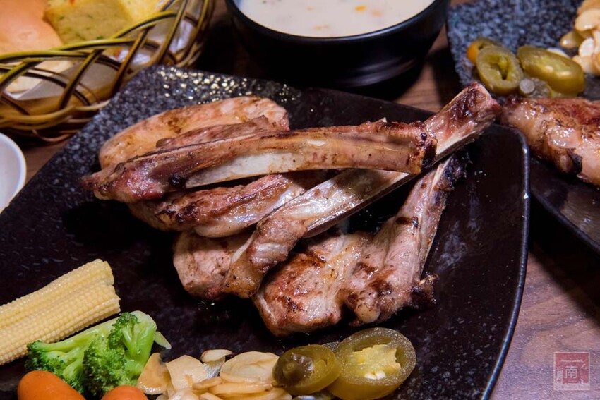 【臺南美食】肉品等級跟五星級和高級餐廳一樣，牛肉全面升級為Prime等級，搭配龍眼木碳烤增加炭香味~哞王職人原味炭烤牛排 - 南人幫