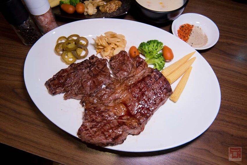 【臺南美食】肉品等級跟五星級和高級餐廳一樣，牛肉全面升級為Prime等級，搭配龍眼木碳烤增加炭香味~哞王職人原味炭烤牛排 - 南人幫