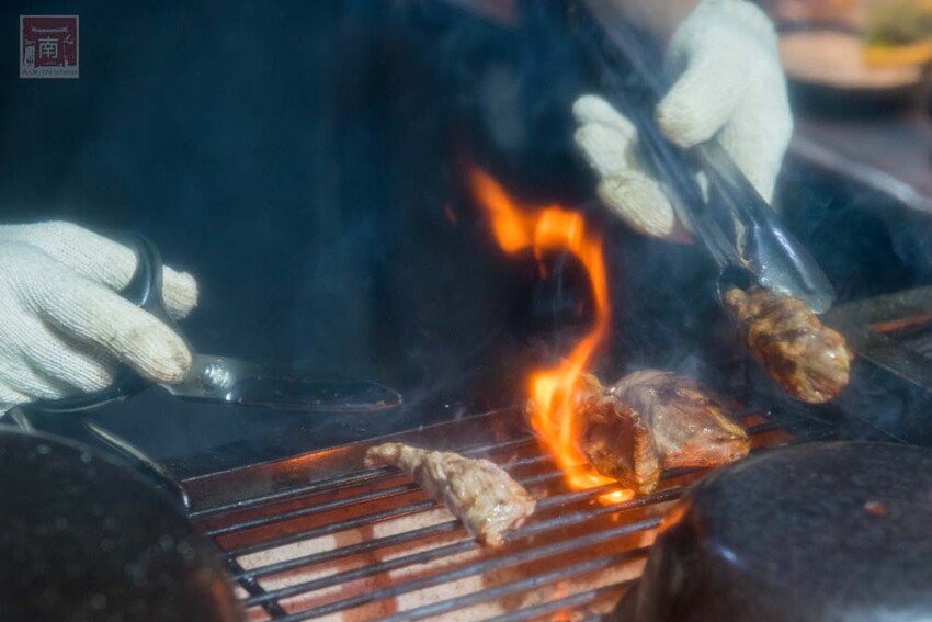 【臺南美食】肉品等級跟五星級和高級餐廳一樣，牛肉全面升級為Prime等級，搭配龍眼木碳烤增加炭香味~哞王職人原味炭烤牛排 - 南人幫