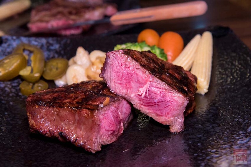 【臺南美食】肉品等級跟五星級和高級餐廳一樣，牛肉全面升級為Prime等級，搭配龍眼木碳烤增加炭香味~哞王職人原味炭烤牛排 - 南人幫
