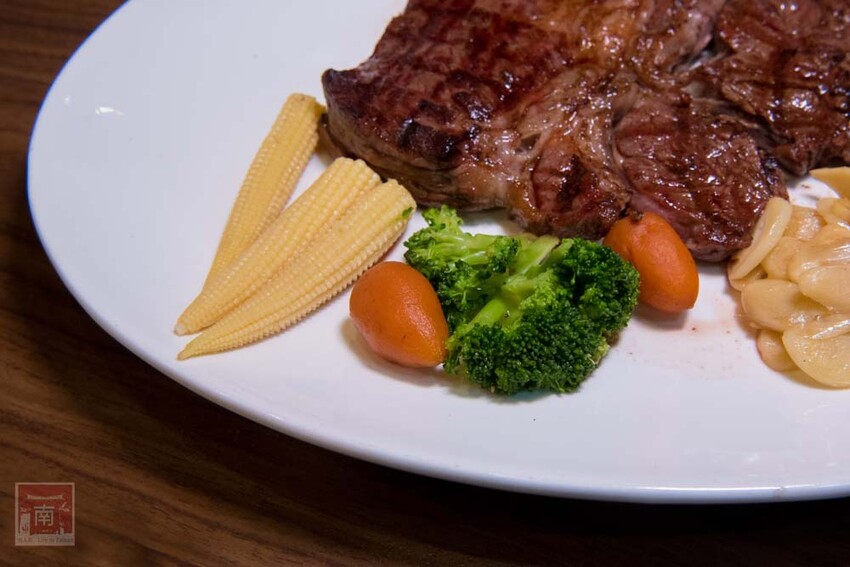 【臺南美食】肉品等級跟五星級和高級餐廳一樣，牛肉全面升級為Prime等級，搭配龍眼木碳烤增加炭香味~哞王職人原味炭烤牛排 - 南人幫