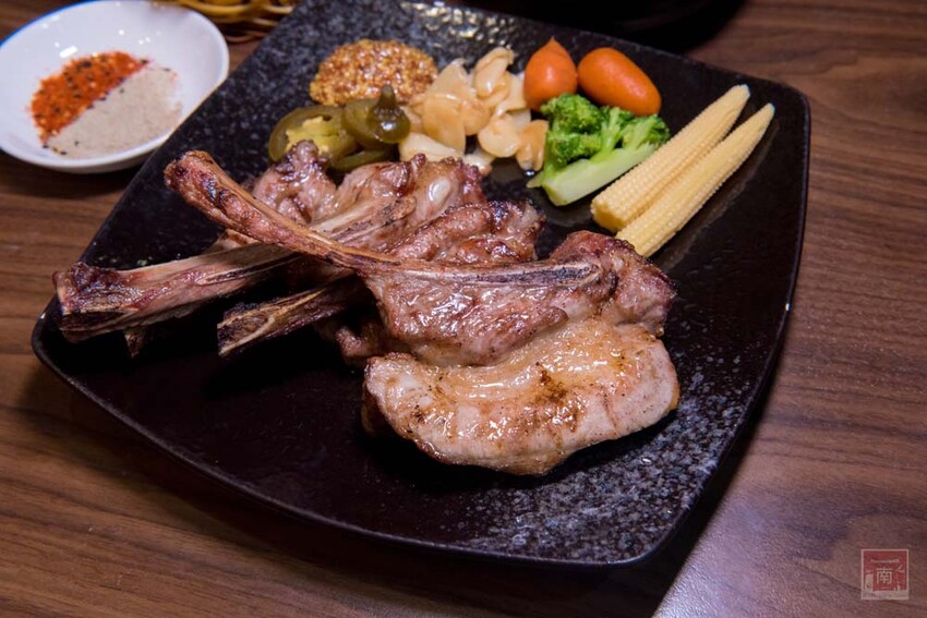 【臺南美食】肉品等級跟五星級和高級餐廳一樣，牛肉全面升級為Prime等級，搭配龍眼木碳烤增加炭香味~哞王職人原味炭烤牛排 - 南人幫