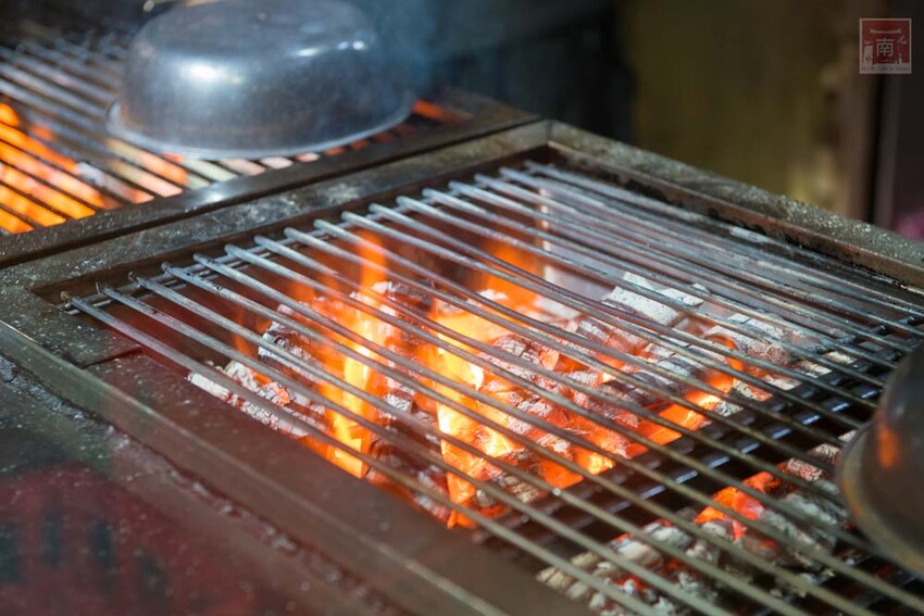 【臺南美食】肉品等級跟五星級和高級餐廳一樣，牛肉全面升級為Prime等級，搭配龍眼木碳烤增加炭香味~哞王職人原味炭烤牛排 - 南人幫
