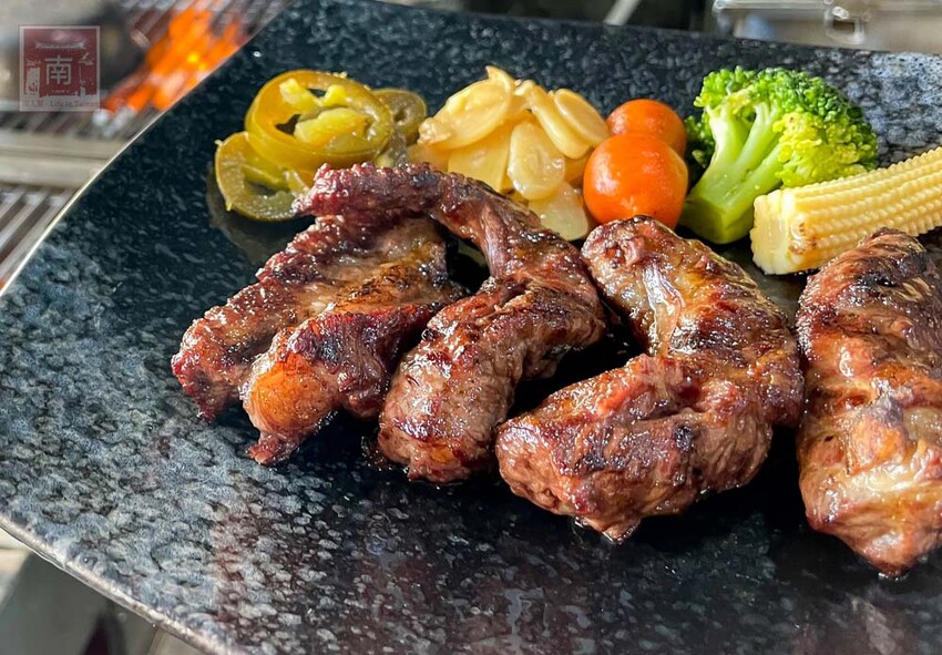 【臺南美食】肉品等級跟五星級和高級餐廳一樣，牛肉全面升級為Prime等級，搭配龍眼木碳烤增加炭香味~哞王職人原味炭烤牛排 - 南人幫
