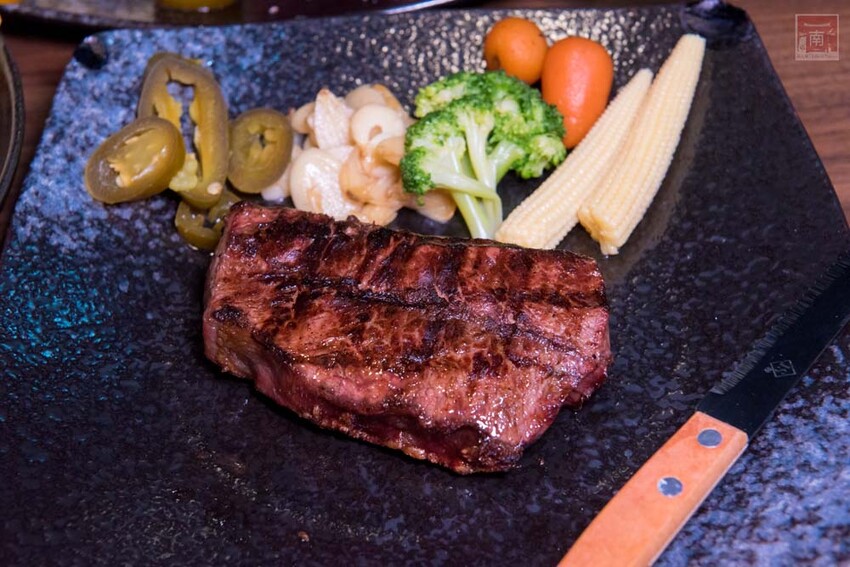 【臺南美食】肉品等級跟五星級和高級餐廳一樣，牛肉全面升級為Prime等級，搭配龍眼木碳烤增加炭香味~哞王職人原味炭烤牛排 - 南人幫