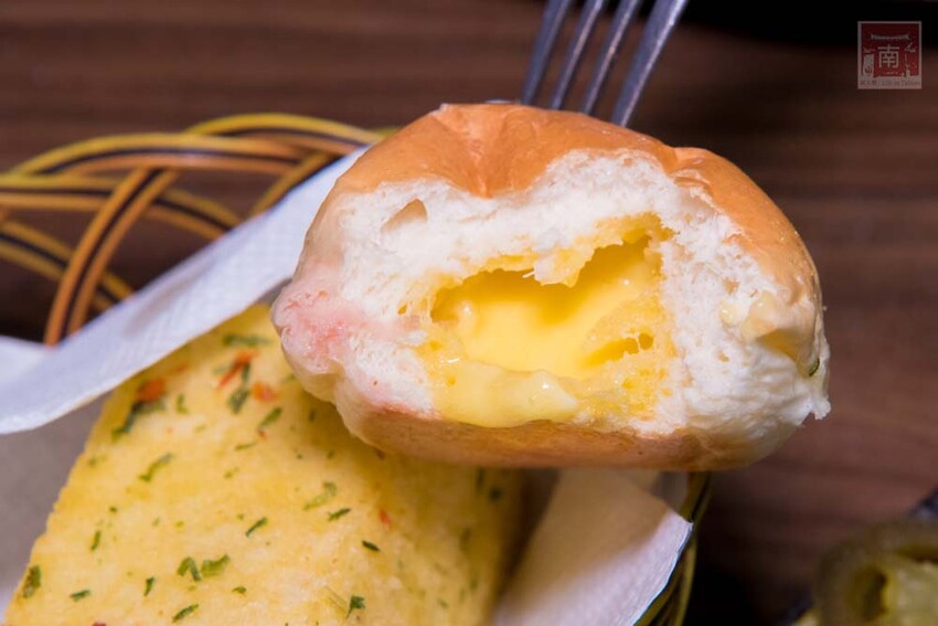 【臺南美食】肉品等級跟五星級和高級餐廳一樣，牛肉全面升級為Prime等級，搭配龍眼木碳烤增加炭香味~哞王職人原味炭烤牛排 - 南人幫