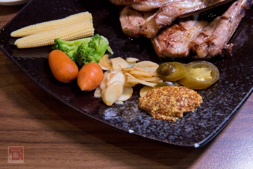 【臺南美食】肉品等級跟五星級和高級餐廳一樣，牛肉全面升級為Prime等級，搭配龍眼木碳烤增加炭香味~哞王職人原味炭烤牛排 - 南人幫