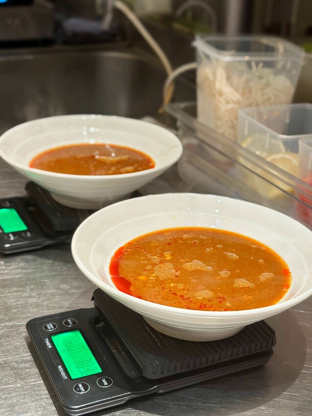 [台中西區]無魚Shrimp Ramen｜隱身在模範菜市場裡的職人拉麵店｜店內僅7人座位｜每日限量 慢來就吃不到嘍！ - 萍姐愛分享
