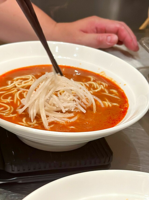 [台中西區]無魚Shrimp Ramen｜隱身在模範菜市場裡的職人拉麵店｜店內僅7人座位｜每日限量 慢來就吃不到嘍！ - 萍姐愛分享
