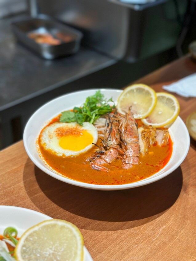 [台中西區]無魚Shrimp Ramen｜隱身在模範菜市場裡的職人拉麵店｜店內僅7人座位｜每日限量 慢來就吃不到嘍！ - 萍姐愛分享