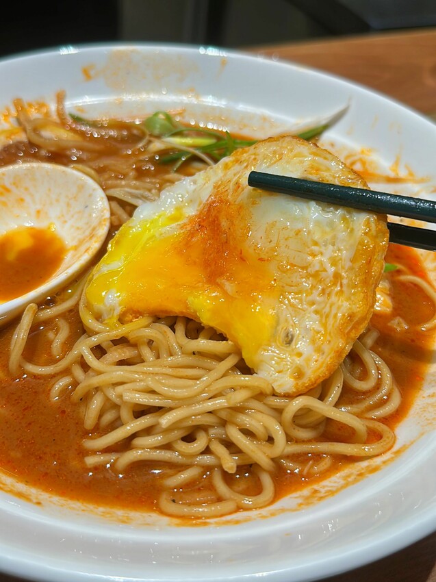 [台中西區]無魚Shrimp Ramen｜隱身在模範菜市場裡的職人拉麵店｜店內僅7人座位｜每日限量 慢來就吃不到嘍！ - 萍姐愛分享