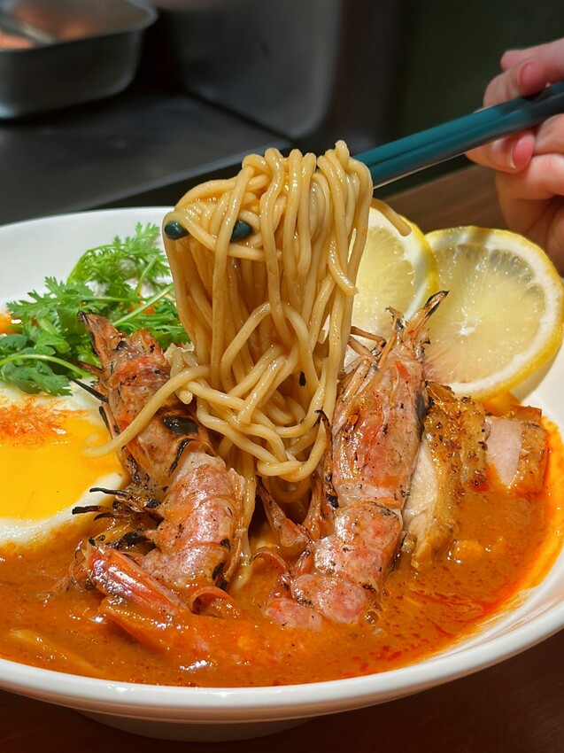 [台中西區]無魚Shrimp Ramen｜隱身在模範菜市場裡的職人拉麵店｜店內僅7人座位｜每日限量 慢來就吃不到嘍！ - 萍姐愛分享