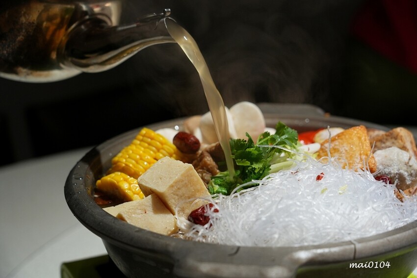 新北市新店區新店美食｜宸軒園粵菜海鮮（中興店）～芋泥香酥鴨、乾炒牛河粉、金沙子排道道經典美味，就在新店區公所捷運