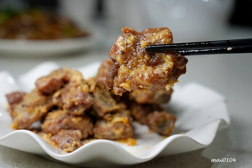 新北市新店區新店美食｜宸軒園粵菜海鮮（中興店）～芋泥香酥鴨、乾炒牛河粉、金沙子排道道經典美味，就在新店區公所捷運