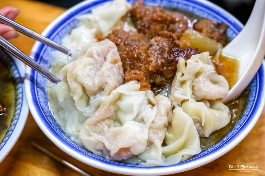 澎湖縣馬公市在地人帶路吃宵夜，餛飩排骨麵一賣就是70年　大骨湯濃郁鮮甜！