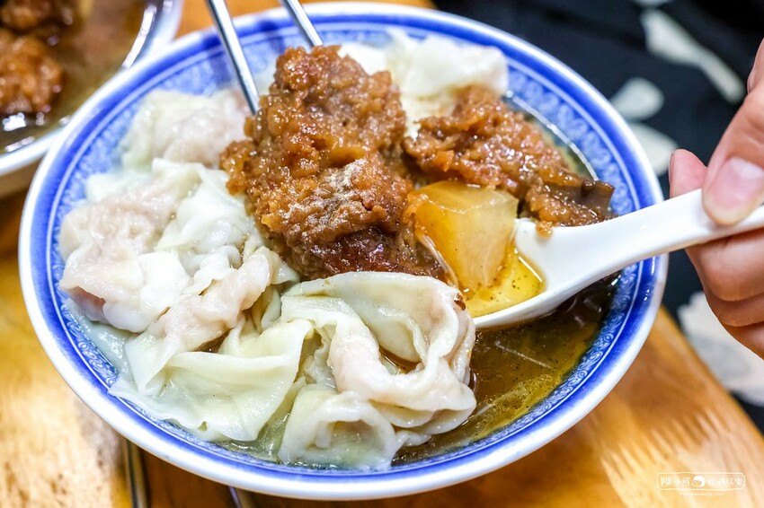 在地人帶路,生意超好的餛飩排骨麵,一碗要價160元味道如何呢?