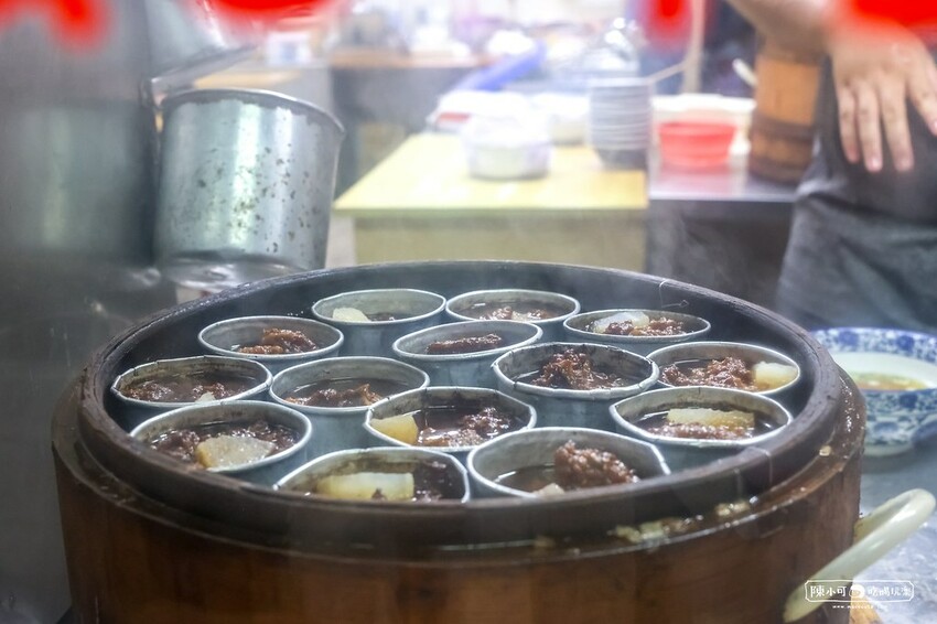 澎湖縣馬公市在地人帶路吃宵夜，餛飩排骨麵一賣就是70年　大骨湯濃郁鮮甜！