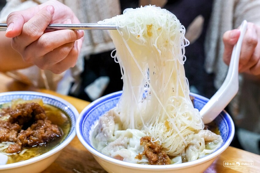 在地人帶路,生意超好的餛飩排骨麵,一碗要價160元味道如何呢?