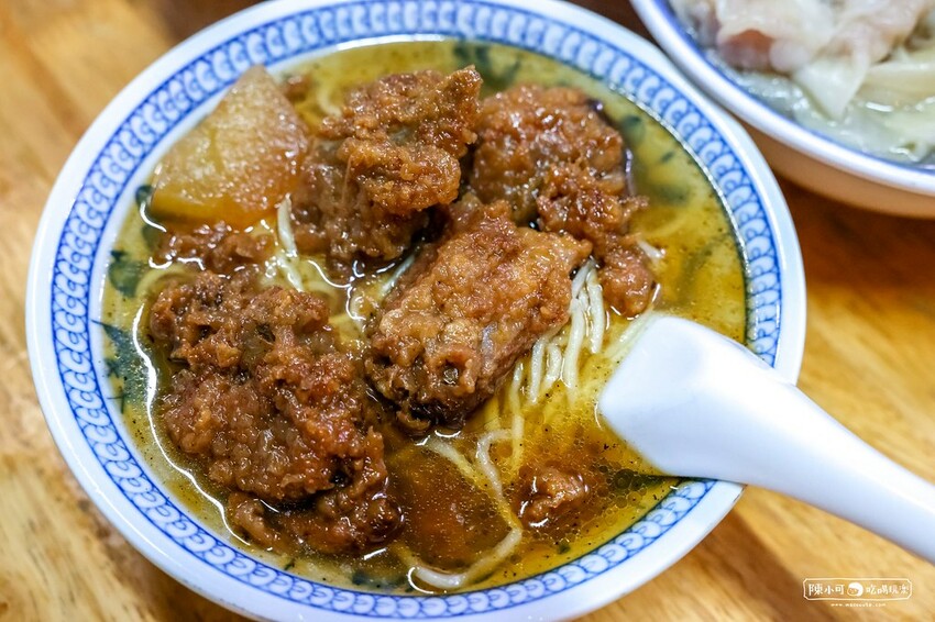在地人帶路,生意超好的餛飩排骨麵,一碗要價160元味道如何呢?