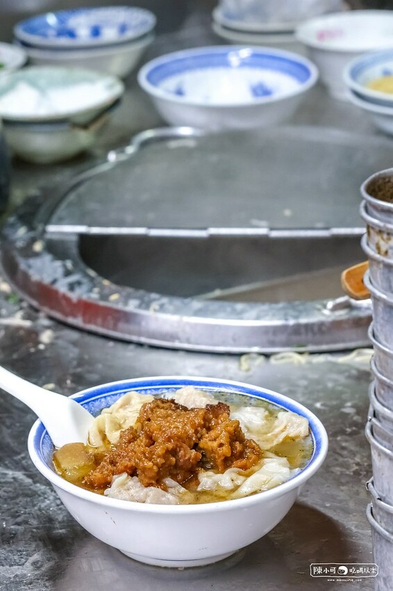 澎湖縣馬公市在地人帶路吃宵夜，餛飩排骨麵一賣就是70年　大骨湯濃郁鮮甜！