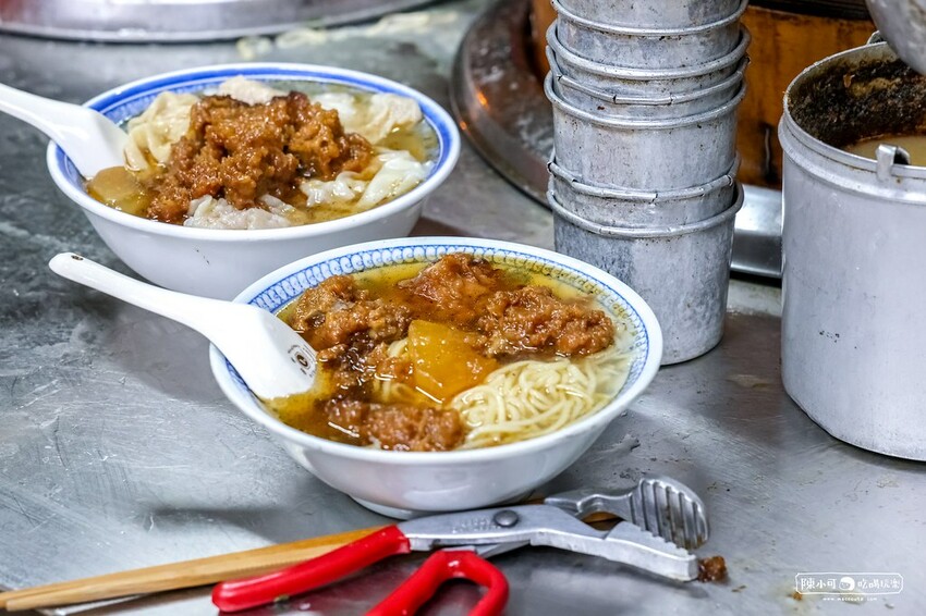 澎湖縣馬公市在地人帶路吃宵夜，餛飩排骨麵一賣就是70年　大骨湯濃郁鮮甜！