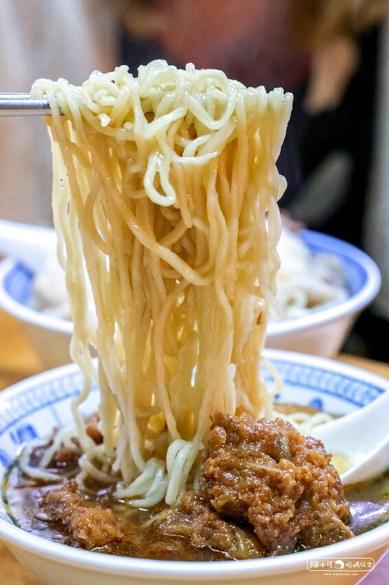 澎湖縣馬公市在地人帶路吃宵夜，餛飩排骨麵一賣就是70年　大骨湯濃郁鮮甜！