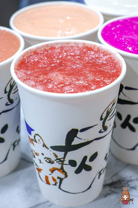 新開幕，新鮮現打果汁不加水不加糖，口感濃郁好喝！可愛店貓當家超療癒