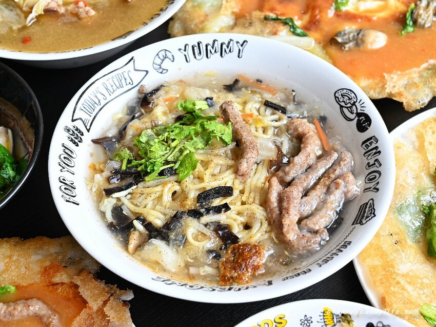 哩賀蚵仔煎|這間蚵仔煎好狂,不只超脆皮,竟然會勘西!還有超多料的肉羹湯也是人氣必點