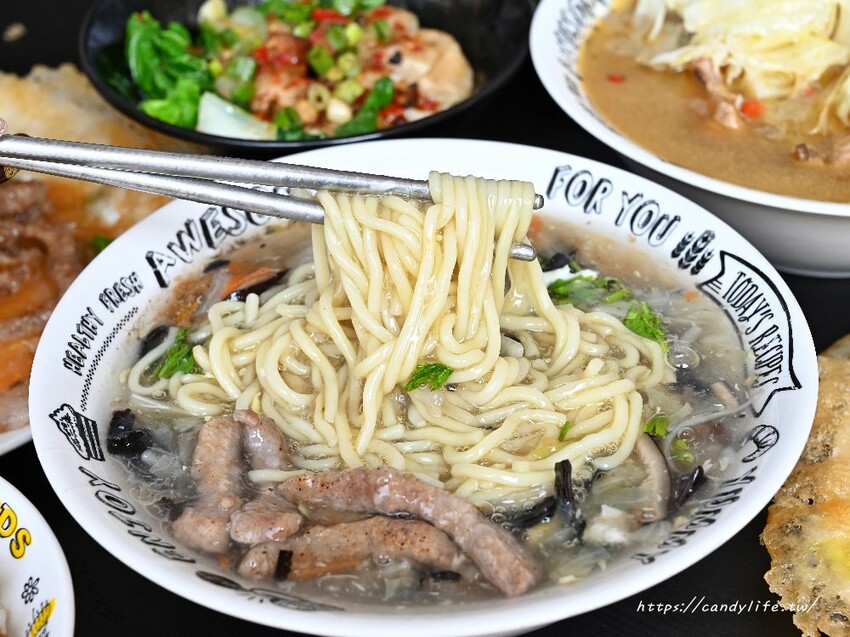 哩賀蚵仔煎|這間蚵仔煎好狂,不只超脆皮,竟然會勘西!還有超多料的肉羹湯也是人氣必點