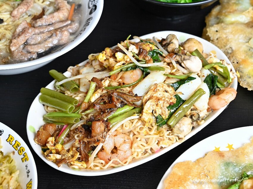 哩賀蚵仔煎|這間蚵仔煎好狂,不只超脆皮,竟然會勘西!還有超多料的肉羹湯也是人氣必點