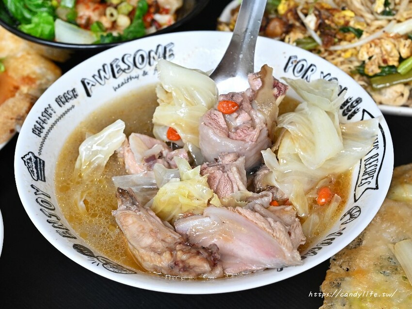 哩賀蚵仔煎|這間蚵仔煎好狂,不只超脆皮,竟然會勘西!還有超多料的肉羹湯也是人氣必點