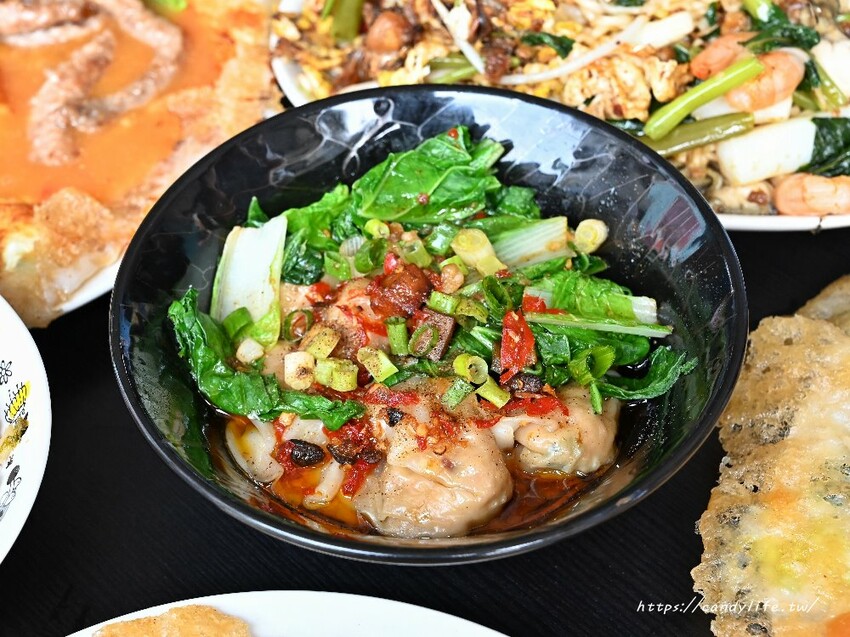 哩賀蚵仔煎|這間蚵仔煎好狂,不只超脆皮,竟然會勘西!還有超多料的肉羹湯也是人氣必點