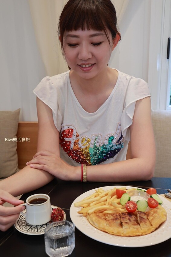 彰化芬園岩槿咖啡︱彰化139縣道土耳其咖啡加玫瑰軟糖搭襯很有特色！手工牛肉漢堡推一枚