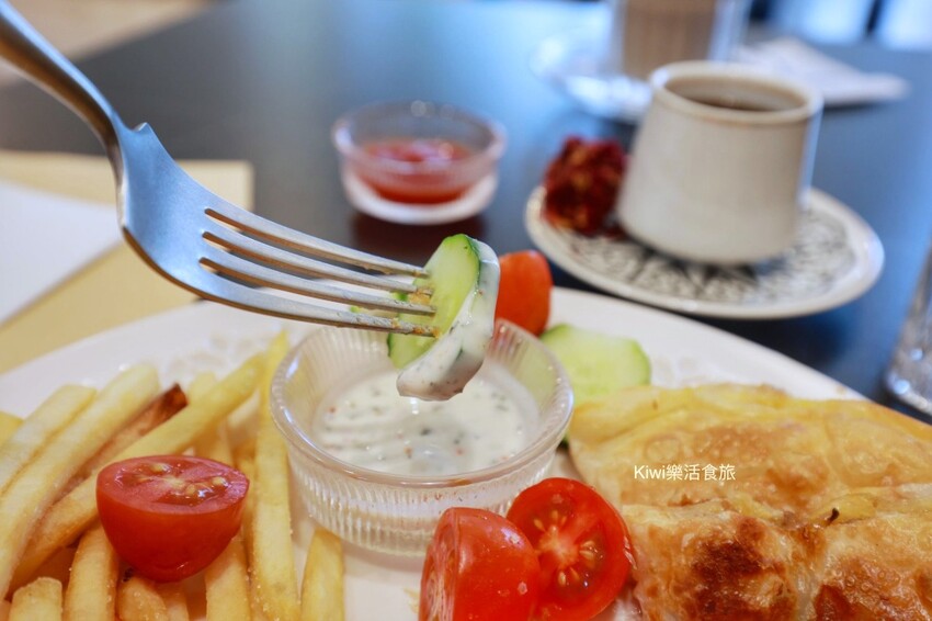 彰化芬園岩槿咖啡︱彰化139縣道土耳其咖啡加玫瑰軟糖搭襯很有特色！手工牛肉漢堡推一枚