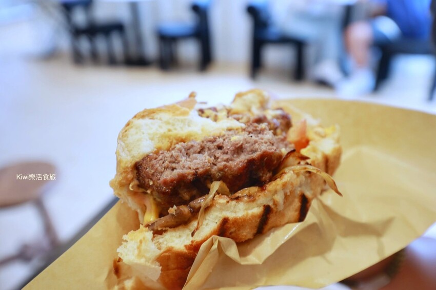 彰化芬園岩槿咖啡︱彰化139縣道土耳其咖啡加玫瑰軟糖搭襯很有特色！手工牛肉漢堡推一枚