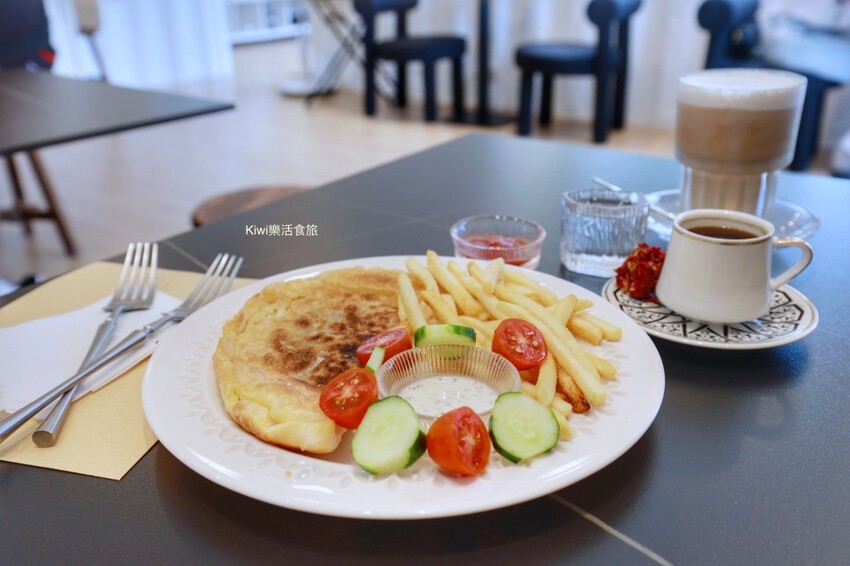 彰化芬園岩槿咖啡︱彰化139縣道土耳其咖啡加玫瑰軟糖搭襯很有特色！手工牛肉漢堡推一枚