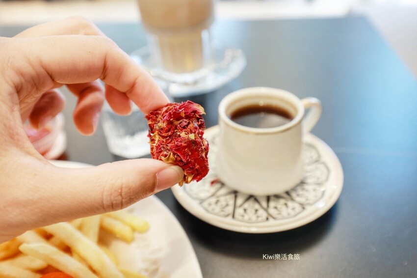 彰化芬園岩槿咖啡︱彰化139縣道土耳其咖啡加玫瑰軟糖搭襯很有特色！手工牛肉漢堡推一枚