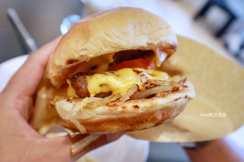 彰化芬園岩槿咖啡︱彰化139縣道土耳其咖啡加玫瑰軟糖搭襯很有特色！手工牛肉漢堡推一枚