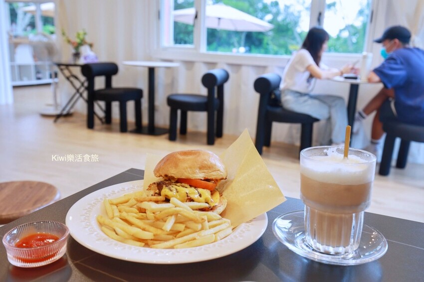 彰化芬園岩槿咖啡︱彰化139縣道土耳其咖啡加玫瑰軟糖搭襯很有特色！手工牛肉漢堡推一枚