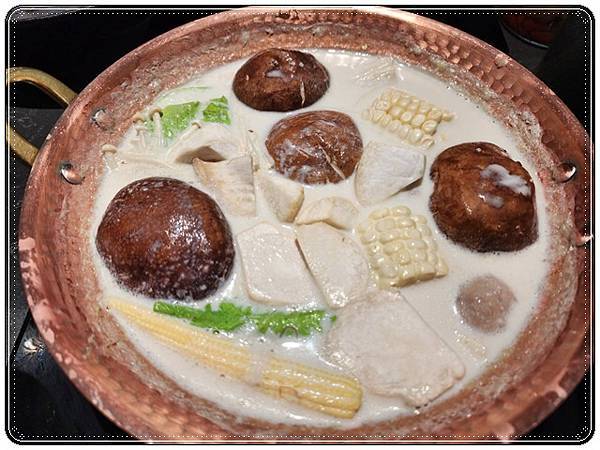 南投埔里《渡之島日高鍋物》豔夏也擋不住的火鍋饗宴！壽喜燒、牛奶鍋與20+時蔬的極致誘惑