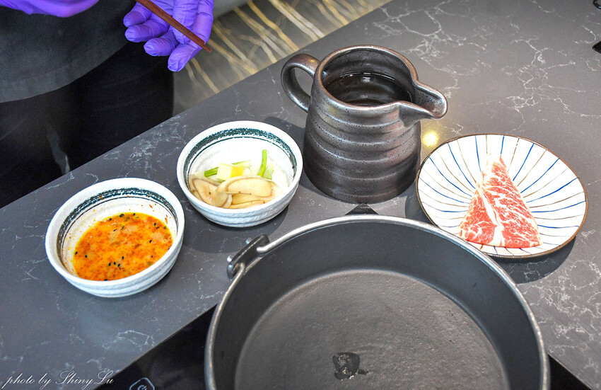 18度C旗下的高質感火鍋店，食材新鮮高品質，就連蔬菜都很有水準