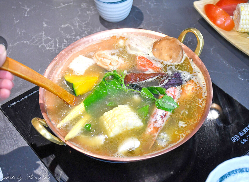 18度C旗下的高質感火鍋店，食材新鮮高品質，就連蔬菜都很有水準