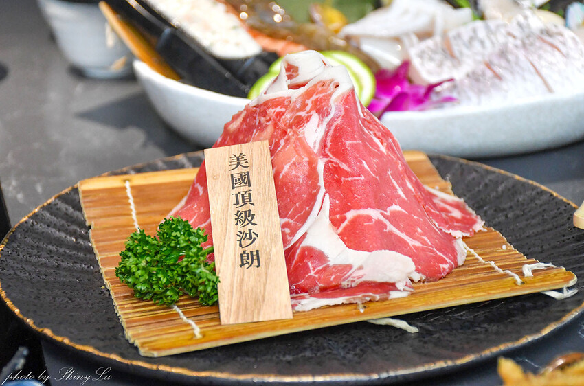 18度C旗下的高質感火鍋店，食材新鮮高品質，就連蔬菜都很有水準